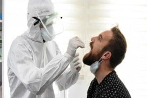 PCR testi zorunluluğu tartışmaları s&uuml;rerken vakaların artması ile birlikte iş