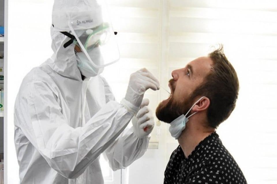 PCR testi zorunluluğu tartışmaları s&uuml;rerken vakaların artması ile birlikte iş