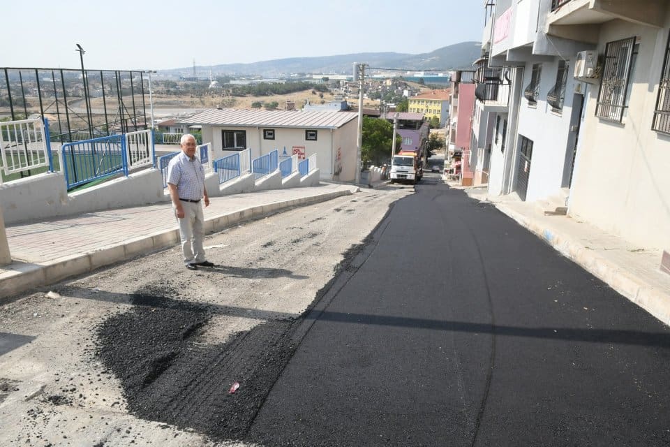 Karabağlar Belediyesi Fen İşleri M&uuml;d&uuml;rl&uuml;ğ&uuml; ekipleri, ara vermeden s&uuml;rd&uuml;rd&uuml;kleri asfaltlama