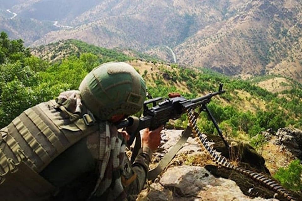 Milli Savunma Bakanlığı, Pen&ccedil;e-Kilit operasyonu b&ouml;lgesinde 2 PKK'lı ter&ouml;ristin saklandıkları