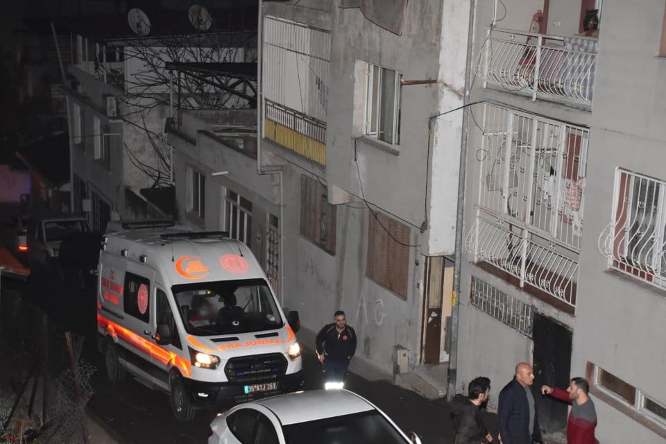 İzmir'in Karabağlar il&ccedil;esinde, evde bilgisayarda oyun oynadığı sırada, dışardan tabanca