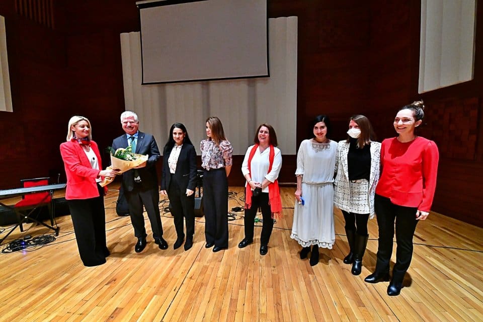 İzmir B&uuml;y&uuml;kşehir Belediyesi&rsquo;nin kadın &ccedil;alışanları i&ccedil;in hayata ge&ccedil;irdiği PERGEL projesi