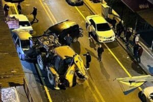 Mersin'in Erdemli il&ccedil;esinde belediyeye ait kep&ccedil;eyi &ccedil;alarak 3 araca zarar