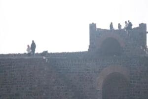Diyarbakır'da&nbsp;UNESCO&nbsp;listesinde yer alan tarihi surlar eşsiz manzarası ile b&uuml;y&uuml;lerken, yaklaşık