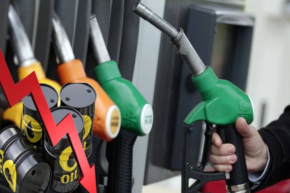 Petrol fiyatlarında bug&uuml;nk&uuml; d&uuml;ş&uuml;ş y&uuml;zde 3'e ulaştı. Vatandaşlar, bu d&uuml;ş&uuml;ş&uuml;n