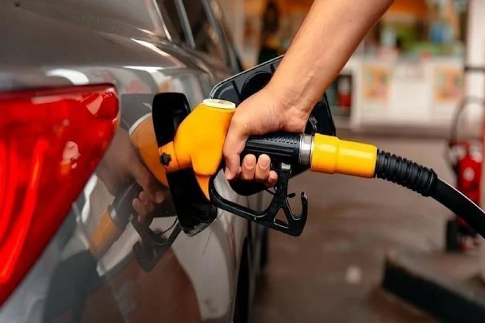Petrol fiyatları, OPEC+ grubunun &uuml;retim kısıtlaması kararının ardından &uuml;st &uuml;ste