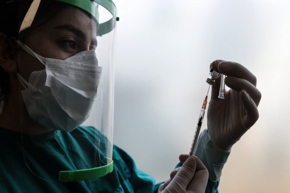 BioNTech ile birlikte koronavir&uuml;s aşısı &uuml;reten Pfizer, aşısının Delta varyantına