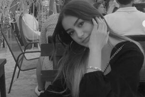 İzmir'in Karaburun ilçesinde, sürücüsünün direksiyon hakimiyetini kaybettiği pikap bahçe duvarına