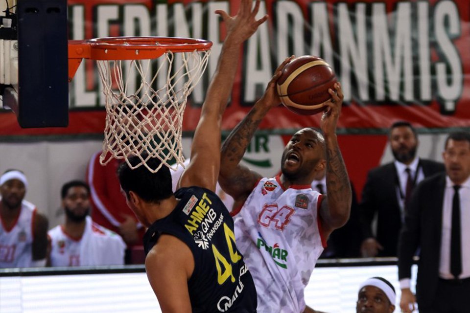 ING Basketbol Süper Ligi'nde Pınar Karşıyaka, evinde lider Fenerbahçe Beko'yu