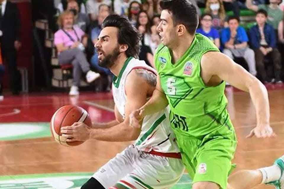 ING Basketbol S&uuml;per Ligi'nde Pınar Karşıyaka, Tofaş'ı b&uuml;y&uuml;k &ccedil;ekişmeye sahne