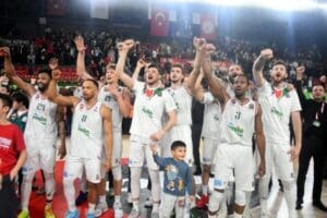 Fenerbah&ccedil;e Beko'yu evinde 102-98 yenerek 20 ma&ccedil;ta 15 galibiyetle zirveyi