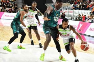 T&uuml;rkiye Sigorta Basketbol S&uuml;per Ligi'nde deplasmanda Manisa B&uuml;y&uuml;kşehir Belediyespor'a 80-76