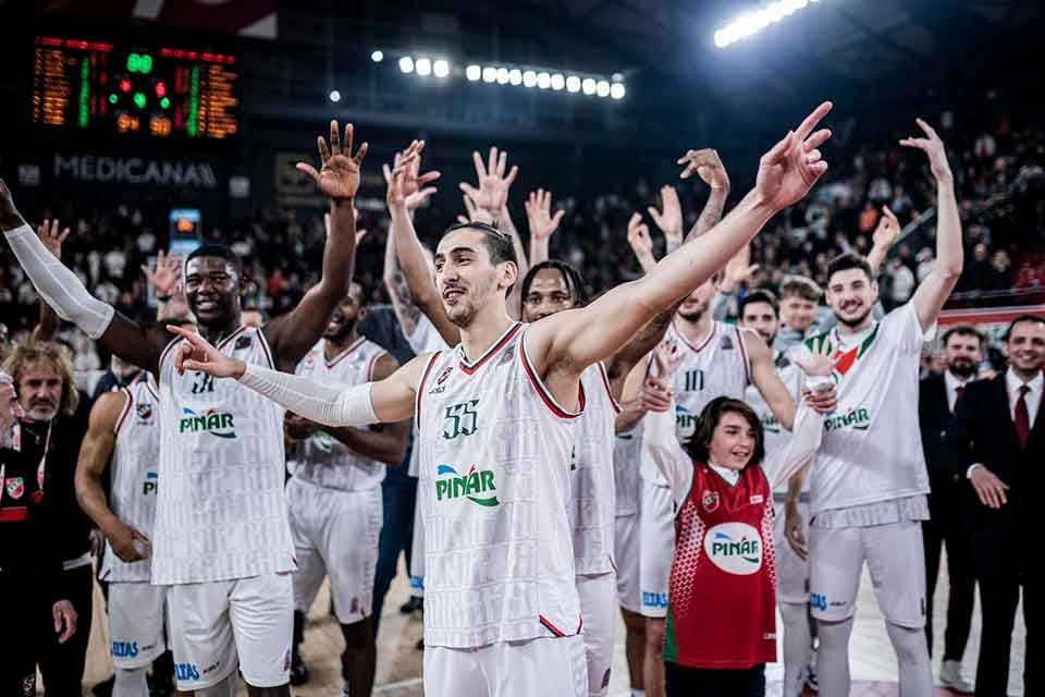 T&uuml;rkiye Sigorta Basketbol S&uuml;per Ligi'nde son sıradaki Beşiktaş Emlakjet'i ilk
