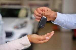 Otomotiv piyasası 2023&rsquo;e yeni zamlarla giriyor. Bir&ccedil;ok marka hafta sonu