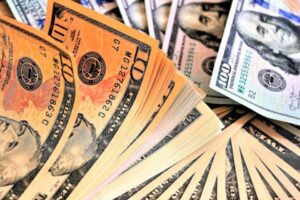 Dolar, tarihi zirveye yakın seyrediyor. Dolar/TL, bankalararası piyasada 18,58 civarında