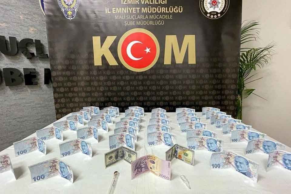 İZMİR'in Gaziemir il&ccedil;esinde, durdurulan otomobil ve evlerindeki aramada sahte olduğu