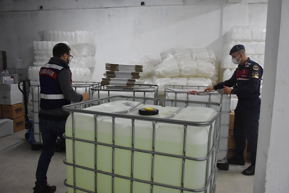 İzmir'in Bornova ilçesindeki bir depoda sahte rakı yapımında kullanılan 7