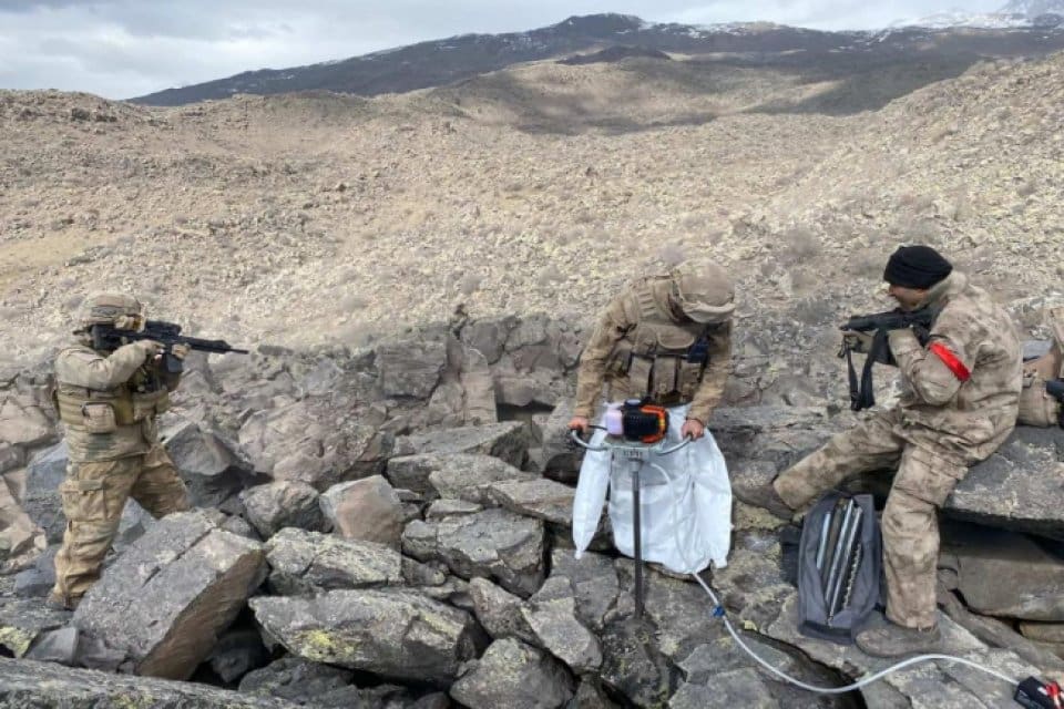Eren-Kış operasyonları kapsamında Ağrı'da 11 ter&ouml;rist etkisiz hale getirildi. &Ouml;ld&uuml;r&uuml;len