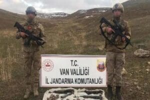 Van'ın Başkale il&ccedil;esi kırsalında jandarmanın y&uuml;r&uuml;tt&uuml;ğ&uuml; operasyonda, ter&ouml;r &ouml;rg&uuml;t&uuml; PKK'ya