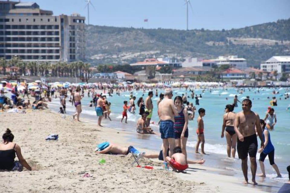 İzmir'in turizm cenneti il&ccedil;esi &Ccedil;eşme&rsquo;de hafta sonu yoğunluk oluştu. Sıcaktan