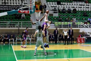 Türkiye Basketbol Ligi’nde mücadele eden Bornova Belediyespor, Play-off yolunda önemli