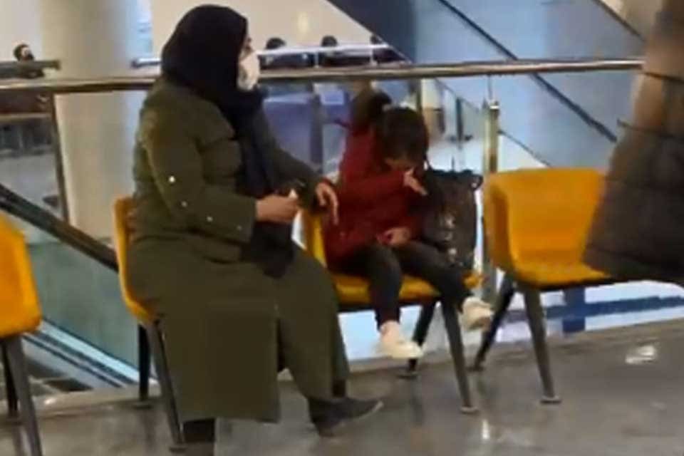 DENİZLİ'nin Pamukkale il&ccedil;esinde, semt polikliniğinde bir kadının, yanında oturan 5