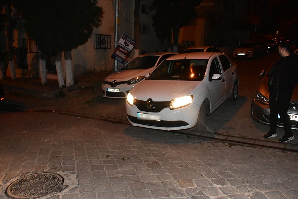 İzmir'in Buca ilçesinde aranması olan şüpheli, polisin 'dur' ihtarına uymayarak