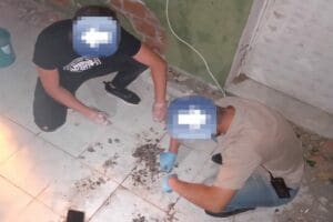 İZMİR'in Bayraklı il&ccedil;esinde bir eve d&uuml;zenlenen baskında 3 ş&uuml;pheli, ellerindeki