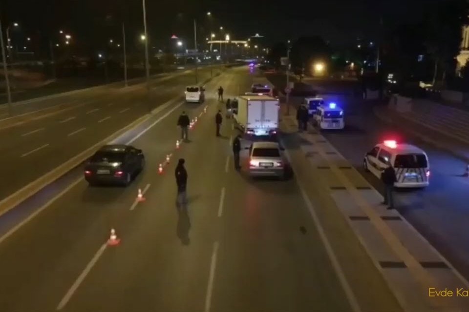 İzmir Emniyet Müdürlüğü, koronavirüs ile mücadele kapsamında İzmirli vatandaşlara sosyal