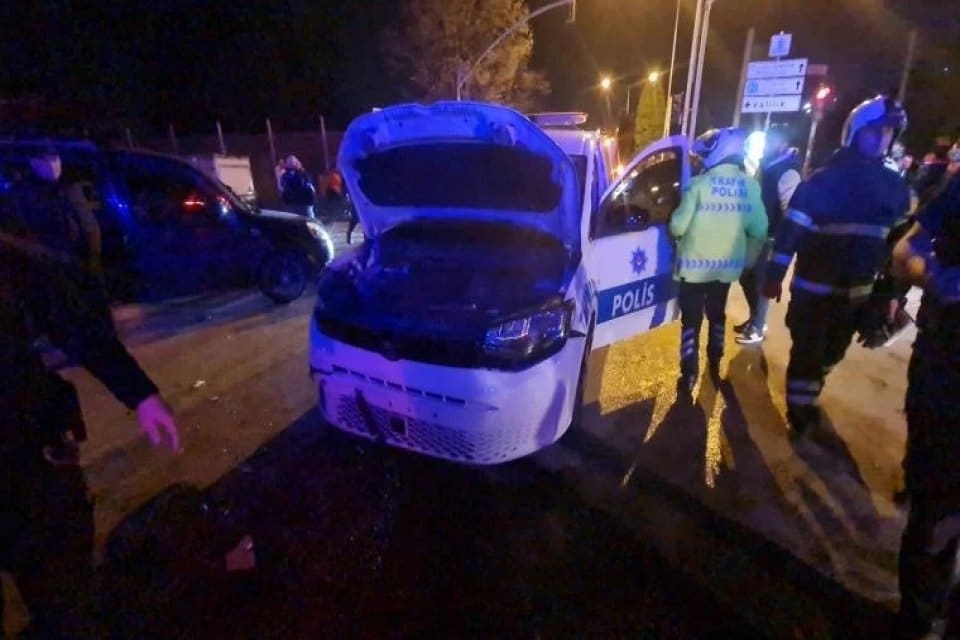 İzmit'te bir olaya m&uuml;dahale etmeye giden polis ekibi, kavşakta hafif