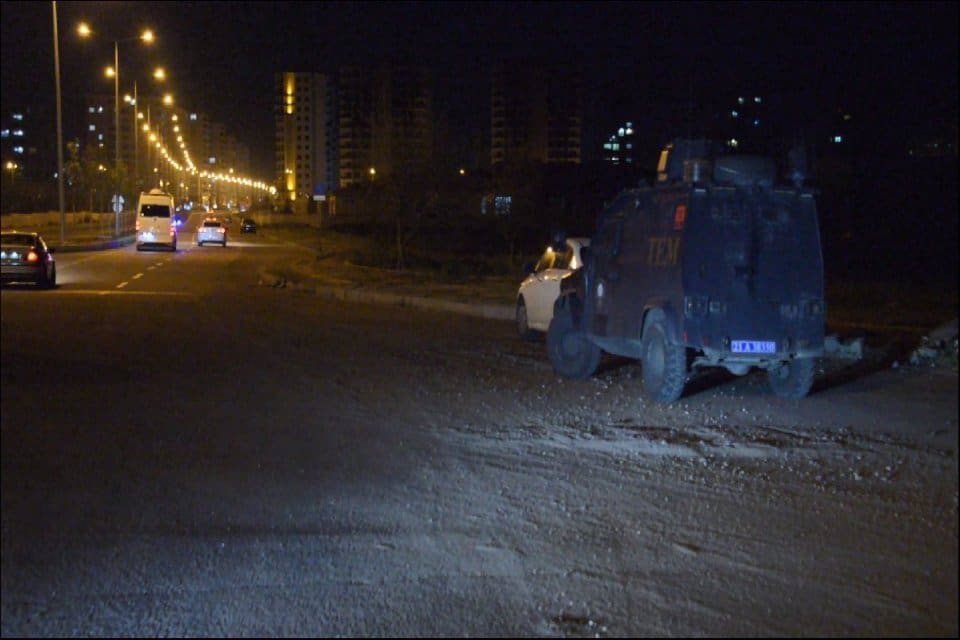 Diyarbakır&rsquo;da &ccedil;eşitli su&ccedil;lardan hakkında arama kaydı bulunan ş&uuml;pheli, 'Dur' ihtarında