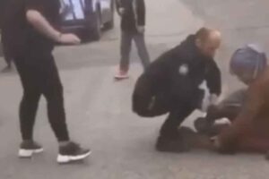 İzmir'in Torbalı ilçesinde, polis eşliğinde çocuklarını görmeye giden Aslı Angi