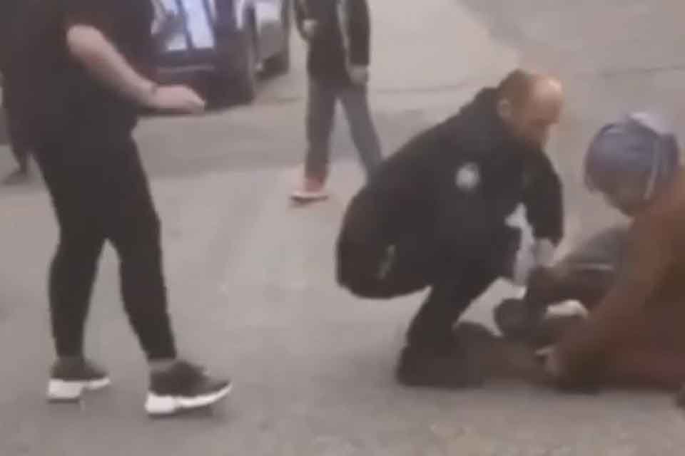 İzmir'in Torbalı ilçesinde, polis eşliğinde çocuklarını görmeye giden Aslı Angi