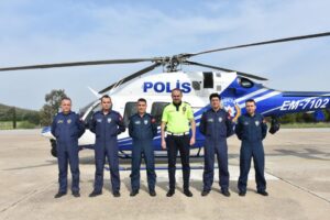 İzmir'de Ramazan Bayramı &ouml;ncesi alınan trafik tedbirleri kapsamında, polis helikopteriyle