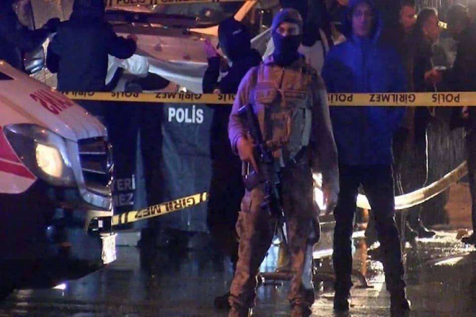 İstanbul Beyoğlu'nda silahlı kavga sonrası ka&ccedil;an grupta bulunan bir kişi