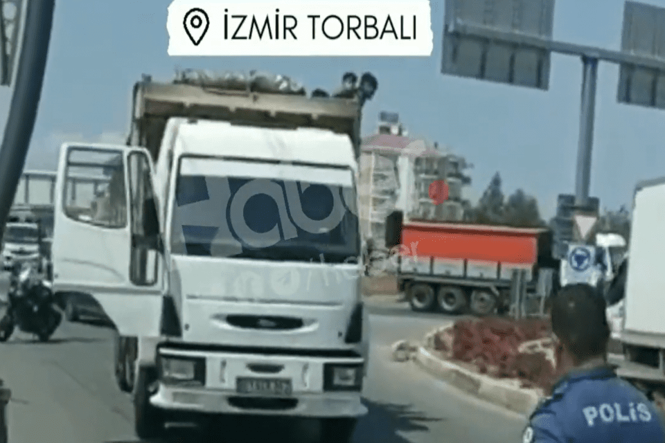 İzmir Torbalı&rsquo;da polis tarafından durdurulan bir kamyondan onlarca sığınmacı atlayarak