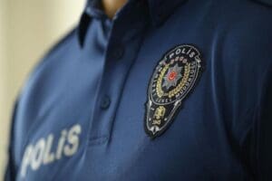 AYDIN'ın Kuşadası il&ccedil;esinde polis memuru Bayram K., yolda karşılaşıp tartıştığı