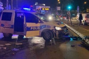 İzmir'in Konak il&ccedil;esinde kontrolden &ccedil;ıkan polis otosu ref&uuml;jdeki ağaca &ccedil;arptı.