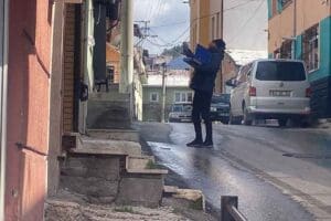 K&uuml;tahya'da uyuşturucu tacirlerine y&ouml;nelik d&uuml;zenlenen operasyonda postacı kılığına b&uuml;r&uuml;nen polis,