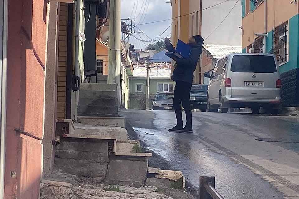 K&uuml;tahya'da uyuşturucu tacirlerine y&ouml;nelik d&uuml;zenlenen operasyonda postacı kılığına b&uuml;r&uuml;nen polis,