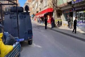 Diyarbakır&rsquo;da polis merkezinin &ouml;n&uuml;ne gelip&nbsp;n&ouml;bet tutan polislere k&uuml;freden ve daha