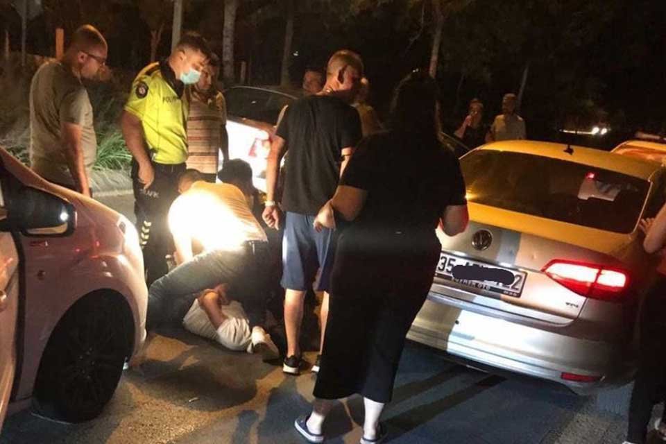 İzmir'in Konak il&ccedil;esinde, alkoll&uuml; s&uuml;r&uuml;c&uuml; polise zor anlar yaşattı. Polis