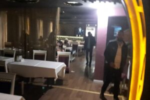 İzmir'in Konak ilçesinde, sabah 06.00'da kepenkleri kapalı mekanda eğlenen, polis