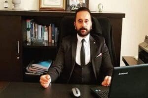 Beraberindeki grupla birlikte Kayseri Tomarza İl&ccedil;e Emniyet M&uuml;d&uuml;rl&uuml;ğ&uuml;'n&uuml; basarak bir
