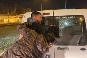 K&uuml;tahya'da 'dur' ihtarına uymayıp, otomobil ile ka&ccedil;an A.&Ccedil;., kendisini takip