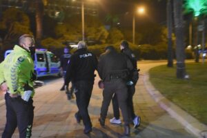 İzmir'in Bayraklı ilçesinde,  polisin 'Dur' ihtarına uymayarak kaçan motosiklet sürücüsü