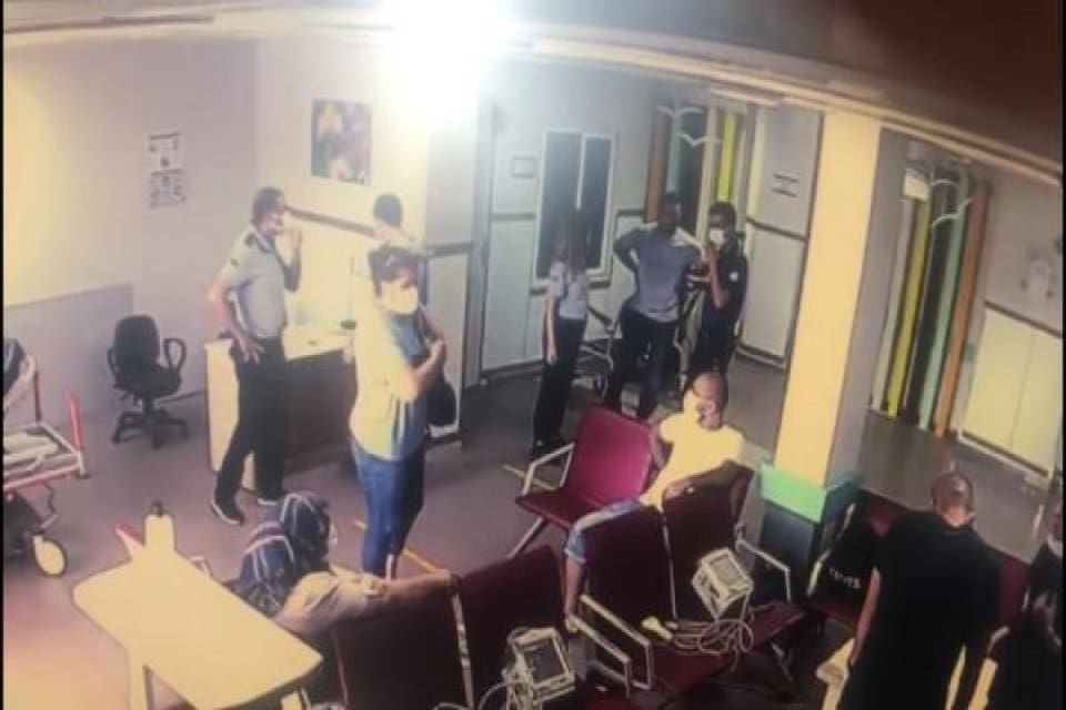 &nbsp;İzmir'in Konak il&ccedil;esindeki bir hastanede M.K., yardım istediği polis memurunun