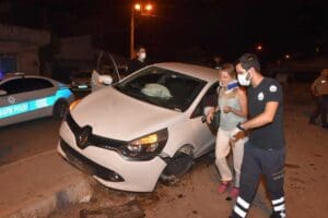 İzmir'in Konak il&ccedil;esinde, otomobili uygulama noktasında durdurulup, kimlik ve ehliyet