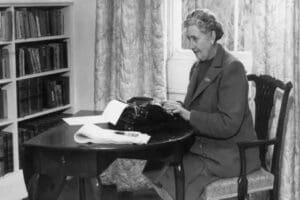 İngiliz polisiye yazarı Agatha Christie'nin romanlarından 'temizlik' &ccedil;alışması başlatıldı. Irk&ccedil;ı,