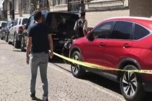 İstanbul Fatih'te&nbsp;kimlik kontrol&uuml; yapan iki polis memuru silahlı saldırıya uğradı.